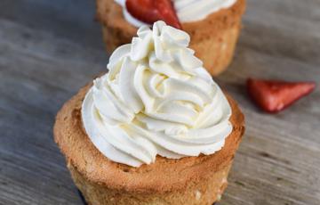 Kem bơ vanilla phủ bánh cupcake