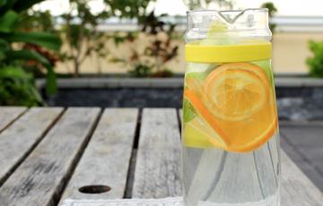 Nước detox từ táo, cam và bạc hà