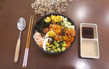 Poké salad cơm Nhật cá hồi sống