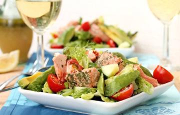 Salad cá hồi đầy đủ dưỡng chất