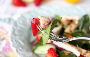 Salad dâu tây rau chân vịt