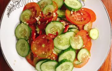 Salad dưa leo cà chua trộn ngon giòn