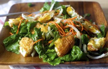 Salad rau củ trứng chiên kiểu Thái