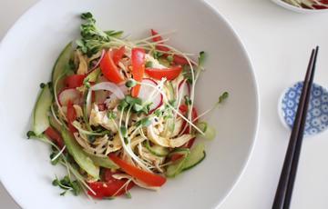 Salad thịt gà trộn rau củ tươi mát