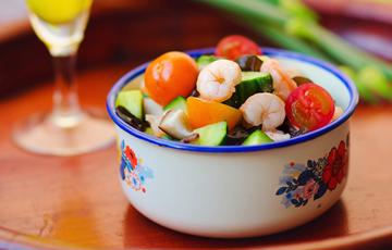 Salad tôm với rau nấm