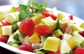 Salad trái cây trộn si rô bạc hà vỏ chanh