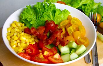 Salad xúc xích rau củ