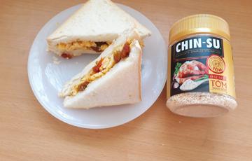 Sandwich kẹp trứng cà chua