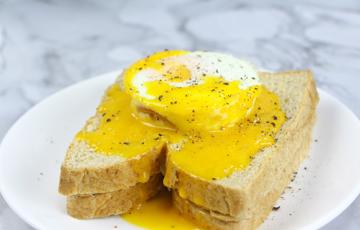 Sandwich trứng nướng và sốt Hollandaise