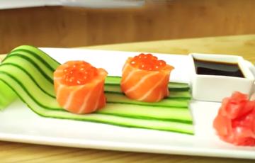 Sushi cá hồi bọc cơm