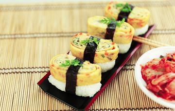 Sushi trứng cuộn rong biển