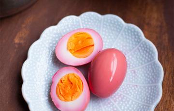 Trứng ngâm chua ngọt màu hồng