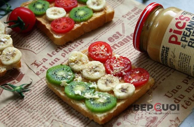 Bánh mì sandwich bơ đậu phộng và trái cây