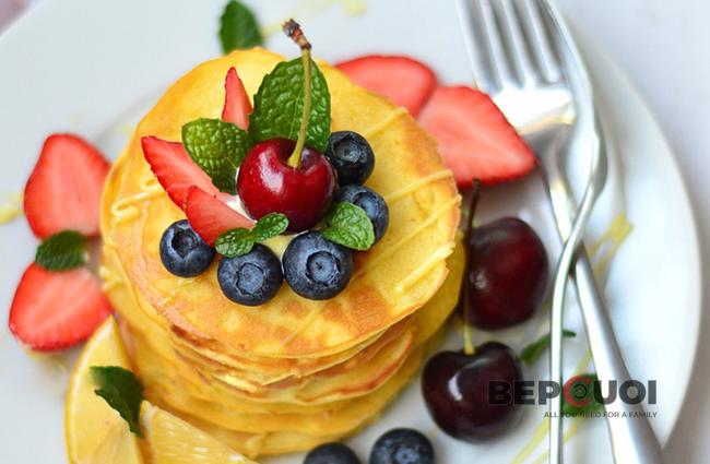 Bánh pancake phủ trái cây