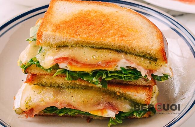 Bánh sandwich kẹp thịt nguội