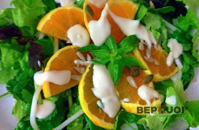 Salad cam hạt bí sốt kem phô mai 