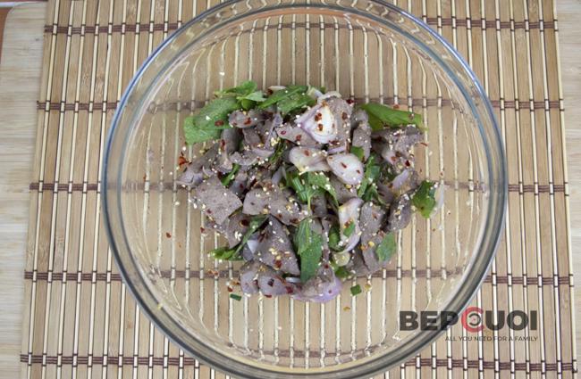 Salad gan trộn cay kiểu Thái