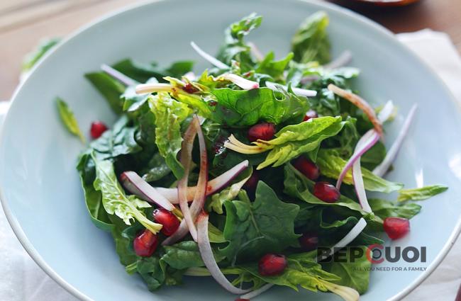 Salad lựu với cải bó xôi