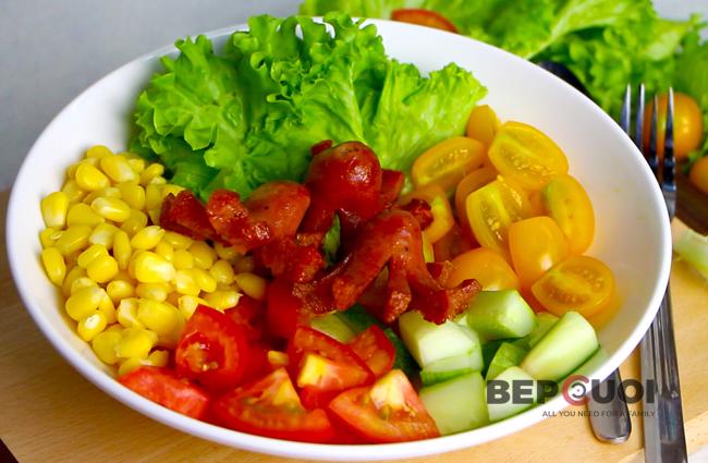 Salad xúc xích rau củ