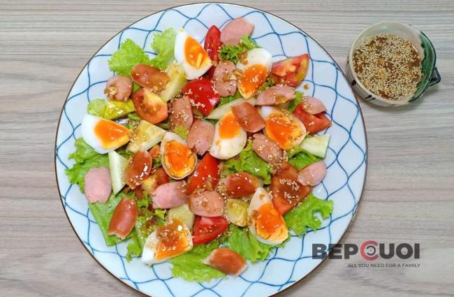 Salad xúc xích trứng luộc