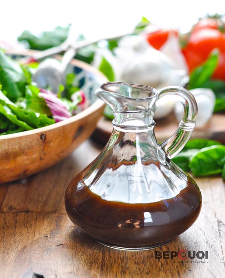 Столовый уксус в салат. Balsamico Vinaigrette. Бальзамический уксус. Салат с соусом бальзамик. Соус с бальзамическим уксусом.