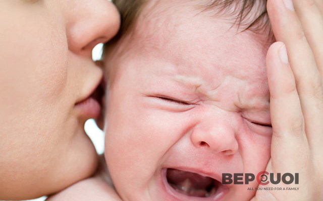 5 cách dỗ bé sơ sinh nín khóc hiệu quả cho Mẹ