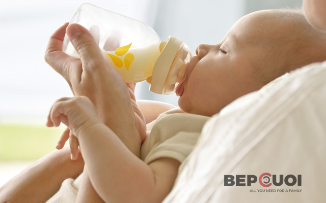5 lỗi mẹ thường mắc phải khi cho trẻ uống sữa bình