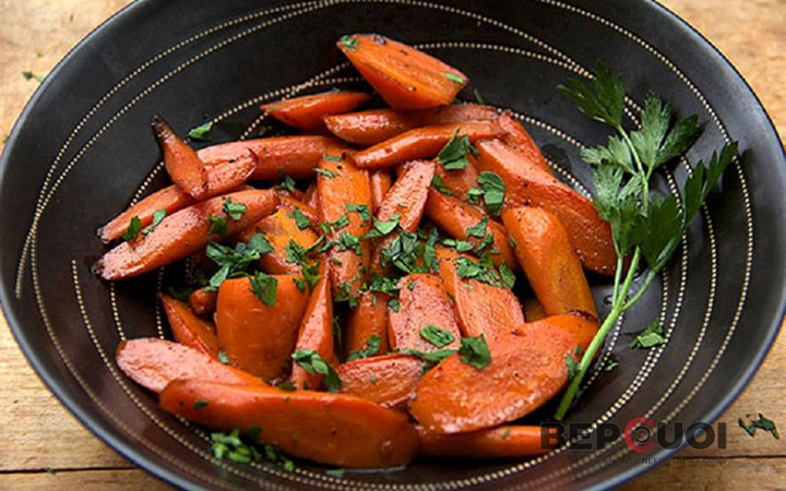 Cà rốt nấu rượu vang với dầu ô liu