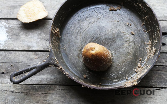 Bạn đã bao giờ sử dụng khoai tây để cọ sạch gỉ sét xoong nồi chưa?