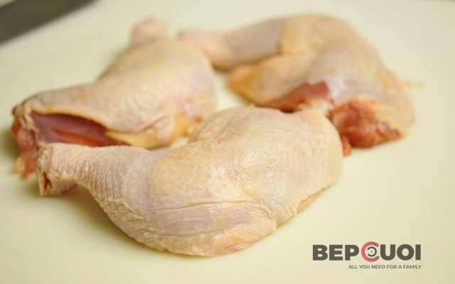 Cách đơn giản nhận biết gà không bị nhuộm hóa chất làm vàng da
