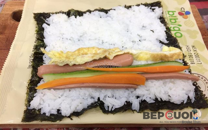 Cách làm cơm cuộn sushi đơn giản màu sắc ngọt ngào yêu thương