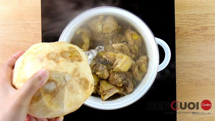 Cách làm gà rô ti thơm nức mùi ngũ vị hương và ngọt ngào vị nước dừa