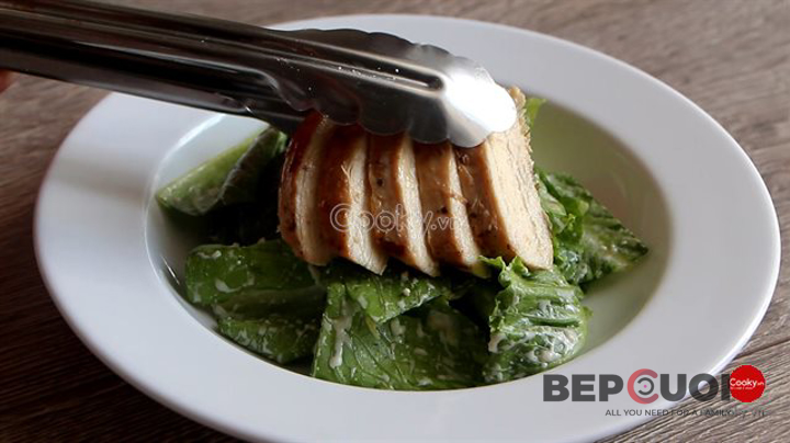 Cách làm Salad ức gà sốt Caesar - Caesar Salad đậm chất Ý Bếp Cười 8