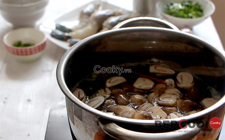 Cách nấu canh Tom Yum chua cay chuẩn Thái ngon xuất sắc