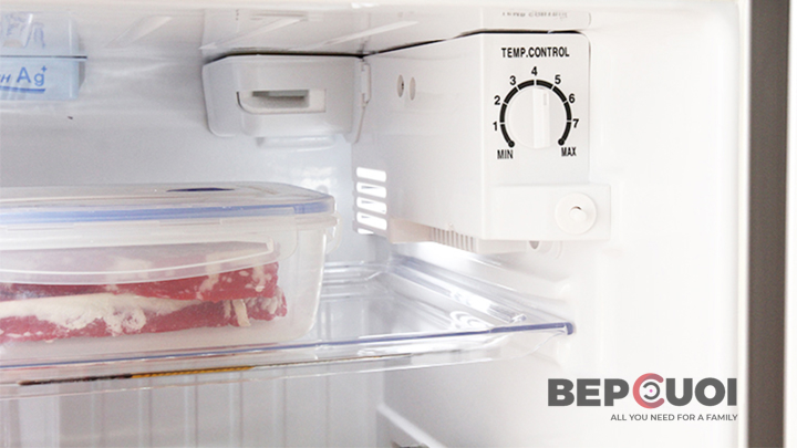 Chuyển thức ăn xuống ngăn mát tủ lạnh